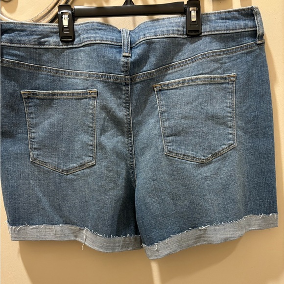New Plus Size SONOMA Raw 5” Hem Cuffed High Rise Jean Shorts Sz 18 - Picture 4 of 5
